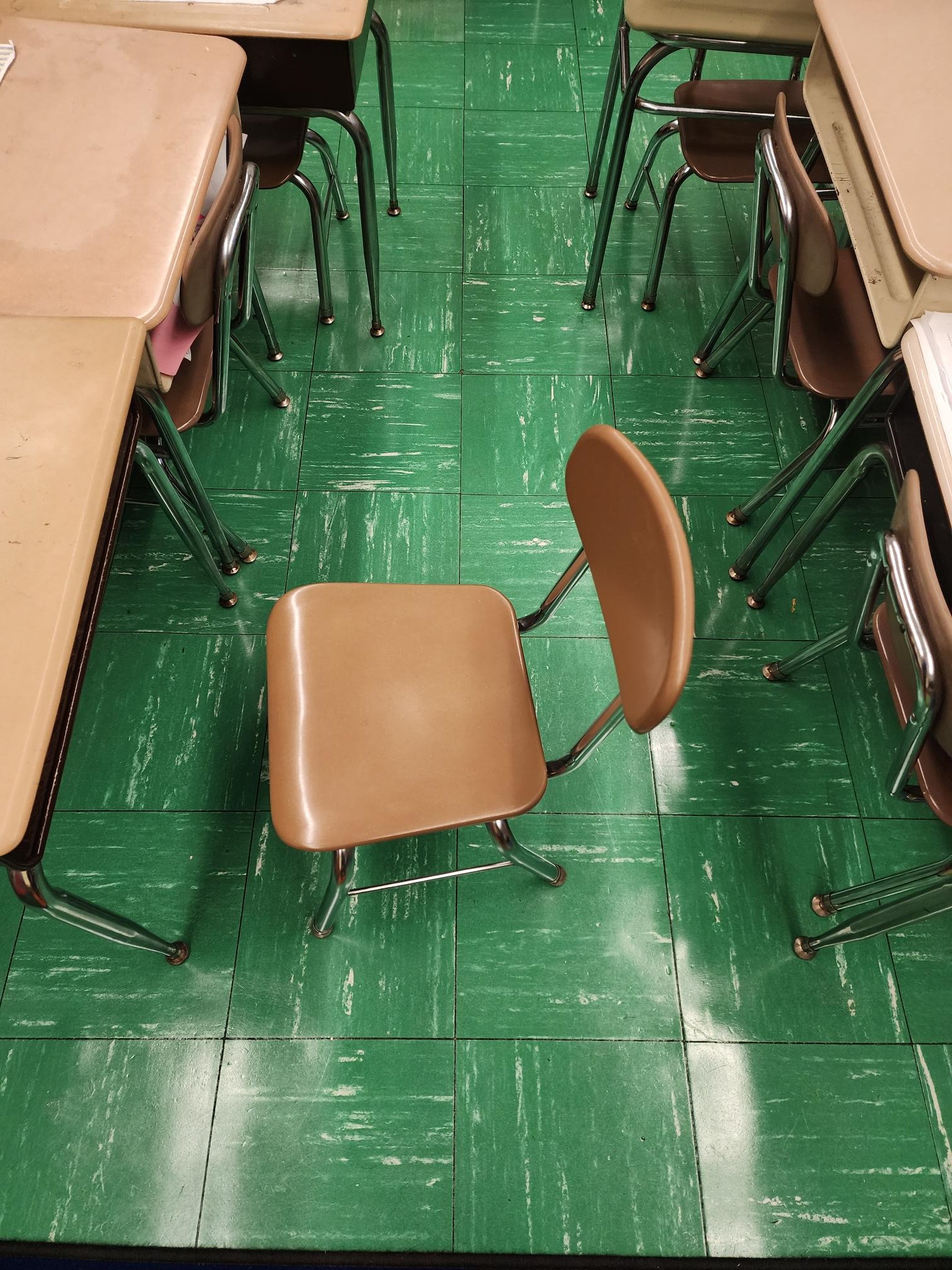 Picture of student desks and chairs
